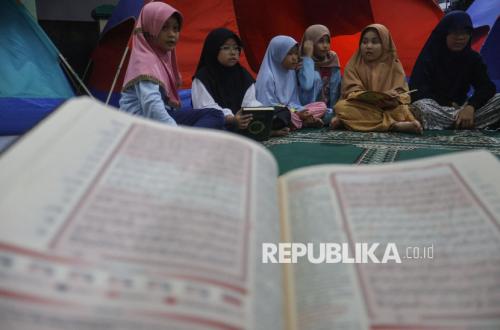 Peringati Nuzululquran, Anak-anak Ikuti Tadarus Alquran di Masjid Al Mutaqin Depok