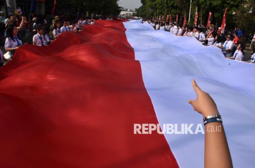 Bendera Merah Putih Raksasa Sepanjang 100 Meter Membentang di Jalan Bogor