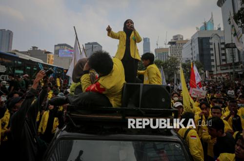 Massa Mahasiswa di Kawasan Sudirman Bubar Usai Nyanyikan Lagu 'Tanah Airku'