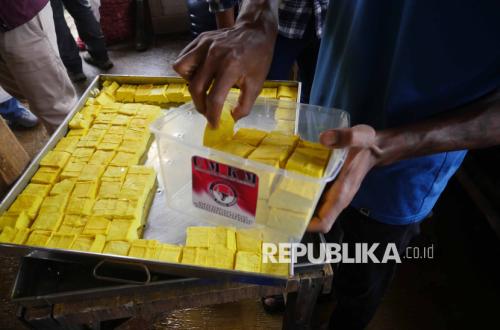 Harga Kedelai Tembus Rp 10.600 Per Kilogram, Pengrajin Tahu di Bandung Naikan Harga