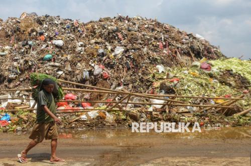 Di Banyumas, Presiden Saksikan Sampah Disulap Jadi Genteng dan Bahan Bak