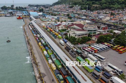 Dampak Cuaca Buruk, Antrean Panjang Kendaraan Terjadi di Pelabuhan Merak