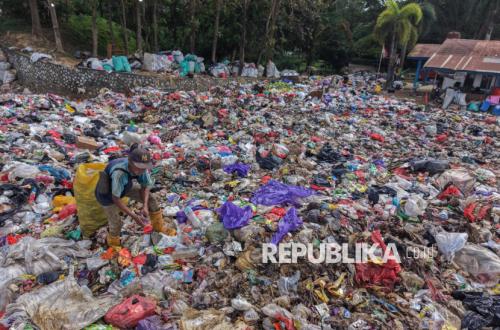 Tumpukan Sampah Tutupi Akses Jalan TPAS Puuwatu Kendari