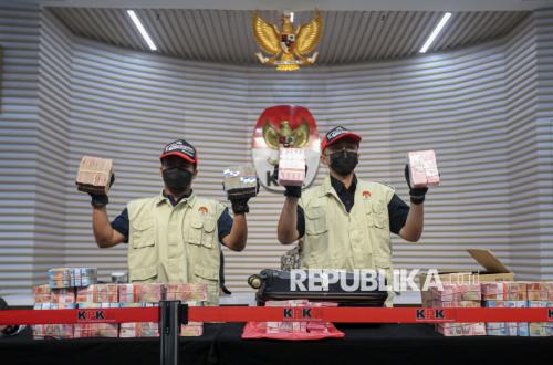 OTT Pemalang, KPK Pamerkan Barang Bukti Uang Rp2,7 Miliar