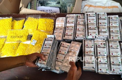 Gerebeg Rumah Pengedar di Astanajapura Cirebon, Polisi Amankan Ratusan Obat Keras Tramadol