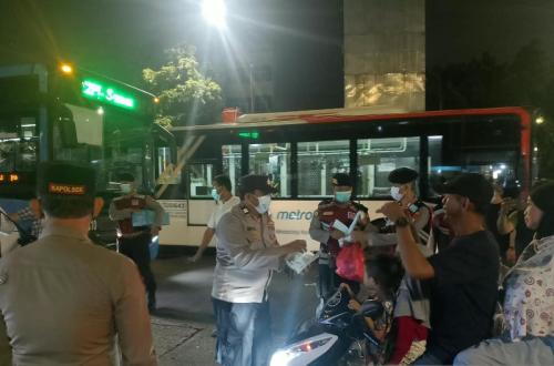 Polsek Senen Bagikan 1.200 Masker Antisipasi Abu Vulkanik Gunung Anak Krakatau