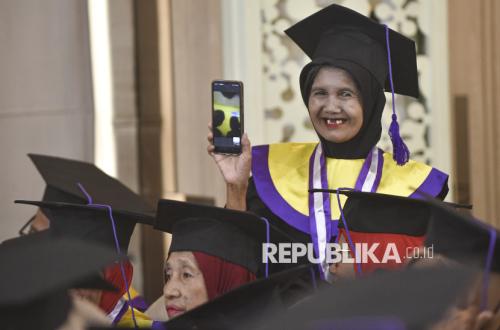 Senyum Bahagia Lansia Kota Jambi Ikuti Prosesi Wisuda Sekolah Lansia