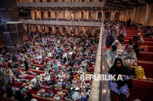 Suasana Khusyuk Tarawih Perdana Ramadhan 1447 H Padati Masjid di Jakarta dan Semarang
