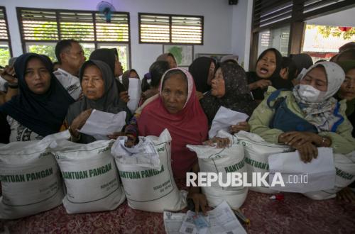 Warga Indramayu Antre Terima Bantuan Pangan Beras