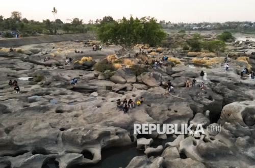 Sungai Jeneberang Mengering, Warga Nikmati Wisata Dadakan di Dasar Sungai