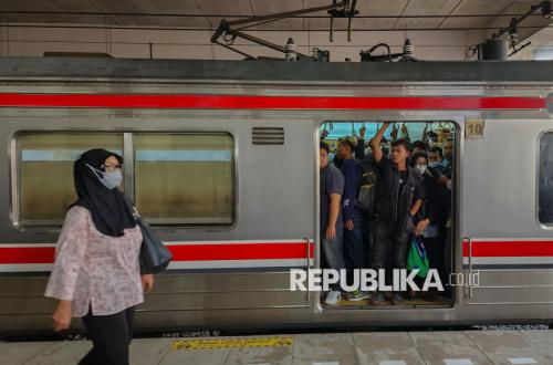 Saat Jam Sibuk, KAI Ungkap Satu Gerbong KRL Dipadati 300 Penumpang