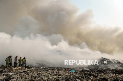 Petugas Berjibaku Padamkan Kebakaran TPA Jatiwaringin