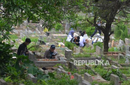 Mengapa Para Salaf Menangis Saat Mengingat Kematian?