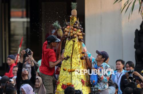 Semarak Grebeg Maulud di TMII, Warga Berebut Gunungan Buah dan Sayuran