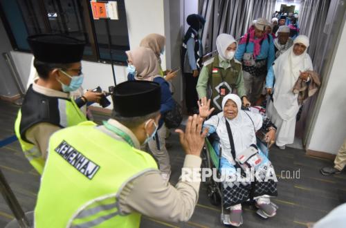 Jamaah Haji Kloter Pertama Debarkasi Padang Tiba di Tanah Air