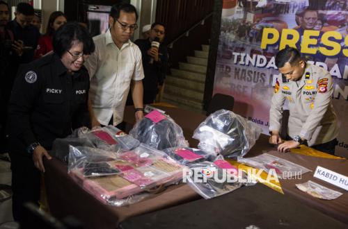 Polisi Tunjukkan Barang Bukti Kasus Penganiayaan di Bandung
