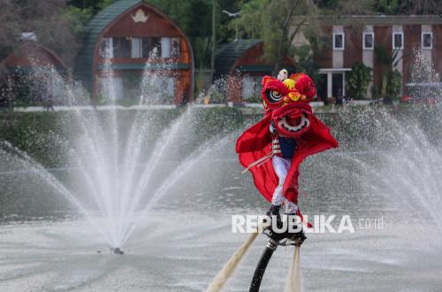Atraksi Aerial Lion Dance Meriahkan Imlek di Danau Senayan Park