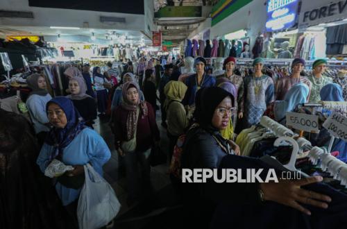 Jelang Ramadhan, Pusat Grosir Pasar Tanah Abang Diserbu Pembeli