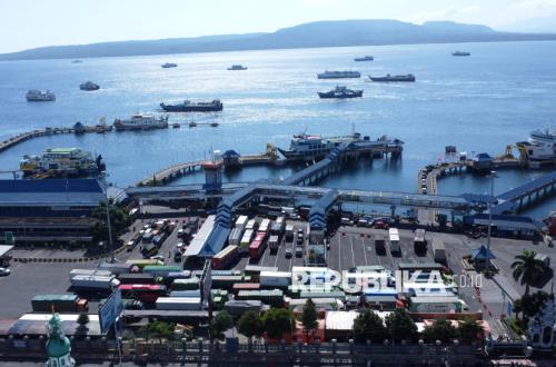Truk Logistik Antre di Pelabuhan Ketapang, ASDP Tingkatkan Fasilitas Penyeberangan