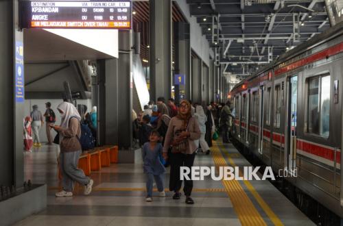 Libur Lebaran, Warga Serbu KRL untuk Silaturahmi