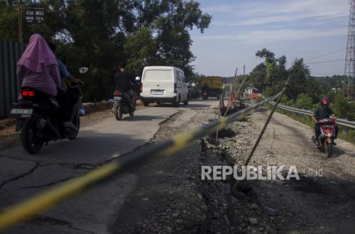 Jalan Berlubang Tergenang Air Picu Kecelakaan di Karawang