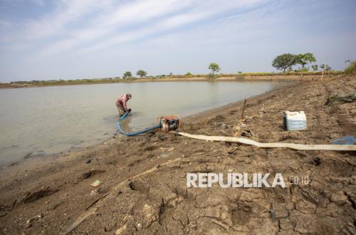 Kemarau Datang, Petani Indramayu Andalkan Pompa Air untuk Selamatkan Sawah