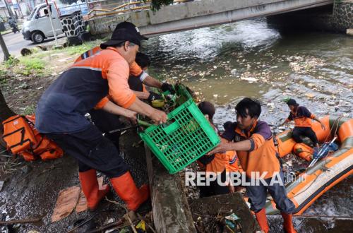 Aksi Bersih Sungai Cikaret untuk Cegah Banjir dan Pencemaran