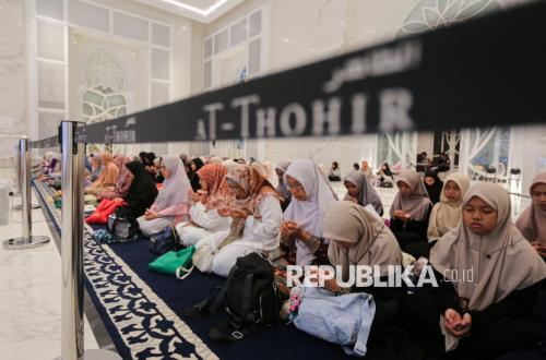 Menertawakan Kebenaran Saat Lapang dan Mencari Allah Saat Terdesak
