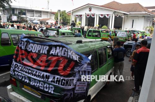 Sopir Angkot Geruduk Balai Kota Bogor, Tolak Penertiban Armada Tua