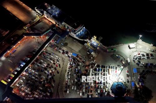 Puncak Arus Mudik di Pelabuhan Merak, Ribuan Kendaraan Antre untuk Menyeberang