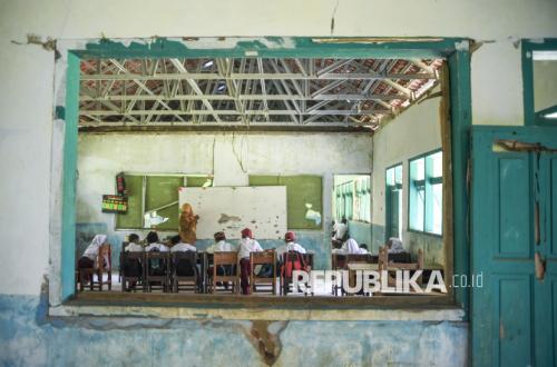 Miris, Puluhan Siswa SDN Jayamukti Tasikmalaya Belajar di Kelas Rusak