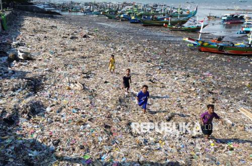 Sampah Masih Membanjiri Pesisir Pantai Satelit Banyuwangi