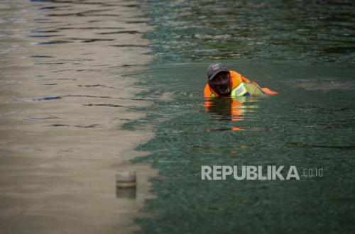 Viral Warga Berenang di Kolam Bundaran HI, Satpol PP: Itu Petugas PJLP