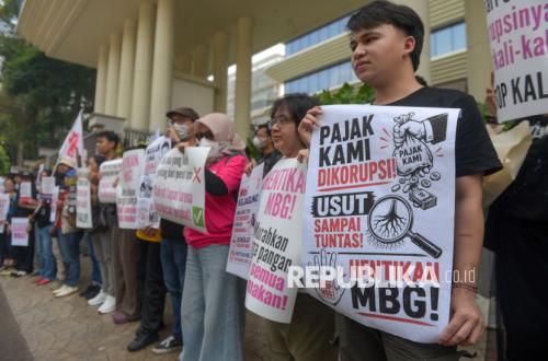 Puluhan Massa Geruduk Kejagung, Desak Pengusutan Dugaan Korupsi Program MBG