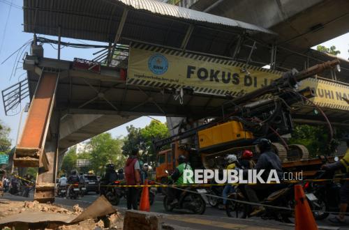 JPO di Jalan Tendean Dibongkar Usai Ditabrak Truk, Kerugian Capai Miliaran Rupiah