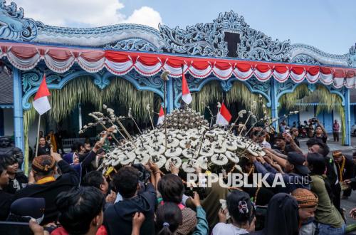 Tradisi Grebeg Besar Keraton Solo, Warga Antusias Berebut Gunungan