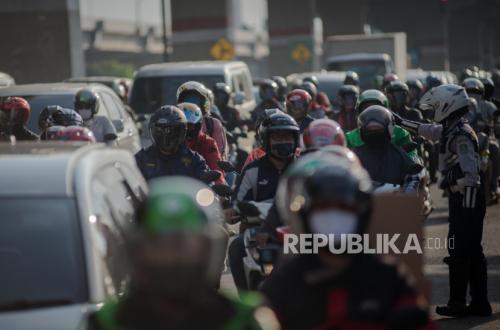 Volume kendaraan di sejumlah ruas jalan umum di Jakarta Timur kembali meningkat usai libur HUT RI. Ilustrasi.