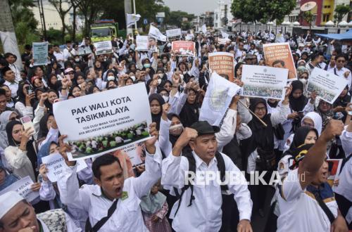 Solusi Soal Guru Honorer Diharapkan tak Sekedar 'Cuci Tangan'