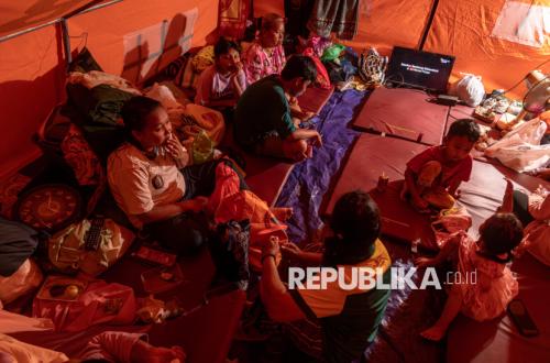 Terdampak Bencana Pergerakan Tanah, Puluhan Warga Semarang Mengungsi di Tenda Darurat