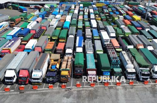 Kapal Sulit Sandar, Antrean Truk Mengular hingga 5 Kilometer di Pelabuhan Ketapang