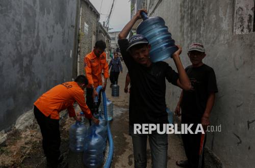 Kemarau Panjang, 74 KK di Lenteng Agung Dapat Bantuan Air Bersih