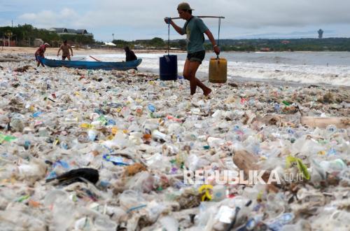 Ilmuwan di Australia Kembangkan Bahan Bakar Bersih dari Sampah Plastik dengan Sinar Matahari