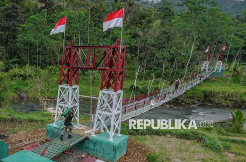 TNI dan Warga Selesaikan Pembangunan Jembatan Merah Putih di Pekalongan