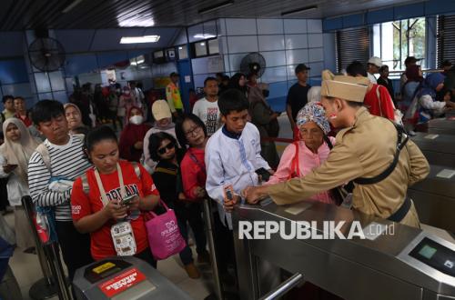 Antusiasme Warga Naik Transportasi Publik di Jakarta saat Pemberlakuan Tarif Khusus Rp8