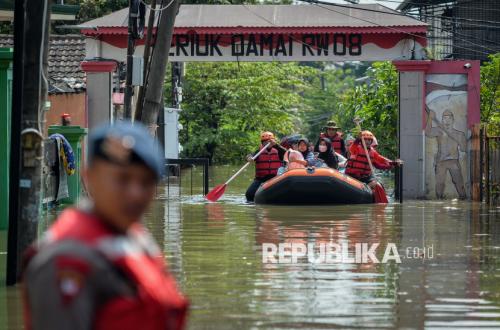 Banjir Setinggi 2 Meter Rendam Perumahan Periuk Damai Tangerang, Warga Dievakuasi