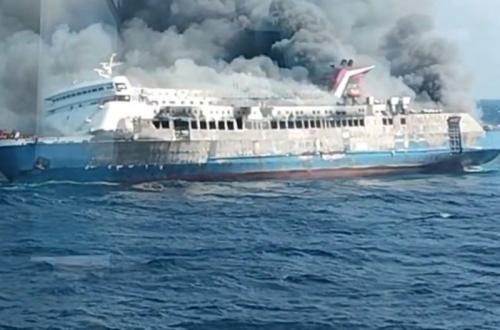Kemenhub Kerahkan Kapal Patroli Evakuasi KM Mutiara Sentosa II yang Terbakar