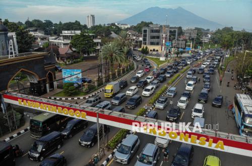 Libur Panjang Akhir Pekan, Antrean Kendaraan Mengular di Jalur Puncak Bogor
