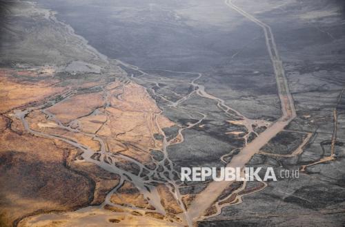 Petugas Berjibaku Kendalikan Karhutla di Tujuh Titik Gunung Semeru