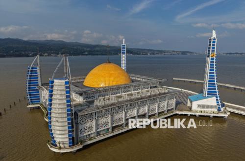 Melihat Keindahan Masjid Al Alam di Teluk Kendari