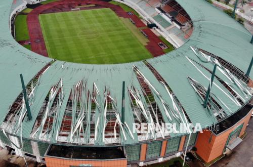 Atap Stadion Pakansari Rusak Diterpa Angin Kencang